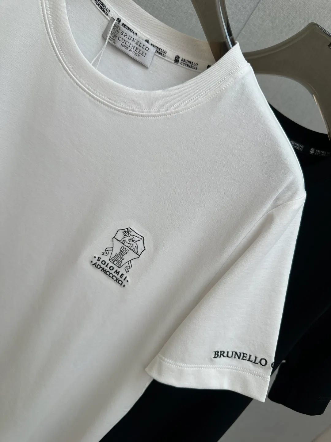 Original 2026New Arrival short-sleeved T-shirt! Fashionable and casual short-sleeved T-shirt with catwalk pattern! Design a logo! The specially designed and selected customer-supplied fabrics are soft to the touch and skin-friendly, and the breathability and comfort are impeccable. You will definitely fall in love with the real thing! Non-sexist couples can wear mixed styles to open up a new fashion style! Distinguishing market version, high-definition Series! Size: M-3XL